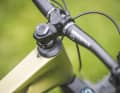 Alle Kabel und Leitungen verlaufen vom Lenker aus durch den Steuer­satz und dann direkt in den Rahmen. Auch gut: der integrierte Lenkanschlagsbegrenzer.