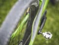 A flex zone on the seat stays replaces additional rear bearings. This saves weight.