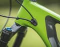 Arc8, Canyon, Merida und Scott vertrauen auf eine Kabelintegration im Steuersatz. Cube, Norco, Kona (im Bild) und Radon gehen den klassischen Weg und führen die Leitungen durch Öffnungen im Hauptrahmen.