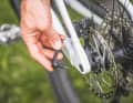 Scott Spark 930: Leichter Ausbau des Hinterrads mit dem mitgelieferten Werkzeug.