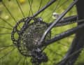 Arc8 saves on the weight of additional rear suspension mounts and instead relies on flexing seat stays.