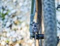 Without twist, the brake hose touches the spokes. Together with the missing chainstay protector, this resulted in a lot of noise.