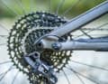 With the exception of Radon and Cube, all manufacturers use a universal UDH derailleur hanger. This means you can quickly find a replacement in the event of a defect and can also retrofit Sram's new transmission drivetrains.