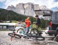 Testleiter Peter Nilges und Testfahrer Thomas Weschta beim Bike-Setup. Im Hintergrund die Dolomiten.