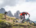 Grob, schnell und steil - die Bedingungen auf dem oberen Teil des Tutti-Frutti-Trail in Canazei scheinen dem Strive wie auf den Leib geschnitten.