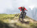 Gleiches Bike, gleicher Trail, gleicher Spot – BIKE-Testleiter Peter Nilges jagt in Canazei den Spuren von Enduro-Profi Charlie Murray nach.