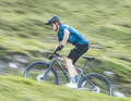 Cycling is a very suitable sport for osteoarthritis patients. If those affected consciously deal with their knee injury, this also applies to mountain biking.