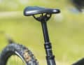 Despite the super short seat tube, the Cube dropper post on the Stereo One44 only has 150 millimetres of travel. It also works sluggishly.
