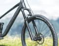 Um den hohen Preis der Carbon-Rahmen auszugleichen, gönnen Specialized, Cube (im Bild)  und Rose ihren Bikes nur Gabeln, beziehungs­weise Dämpfer der untersten Güteklasse.