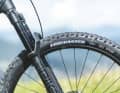 The 2.35 inch wide Maxxis Forekaster tyres on the Cube Stereo are narrow. Their tame tread is not up to the task in wet conditions.