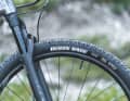 The Maxxis Rekon tyres in 2.25 inch width benefit from the factory tubeless setup.