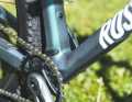 The basis for the low weight of the Rose PDQ is a lightweight carbon frame with clever details, such as the mount for a chain guide hidden behind a cover.