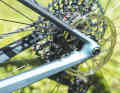 Rose installs 2 Sram-Level brakes with flat-mount brake callipers and a 160 mm rear brake disc on the PDQ. Unfortunately, the stoppers have little power.