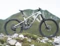 Das Trek Slash 9.9 X0 AXS T-Type in der Bergkulisse von Lermoos.