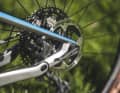 Die Shimano XTR Scheibenbremse mit Flatmount-Aufnahme am Hinterbau beschert dem Bulls Wild Edge eine hervorragende Bremskraft.