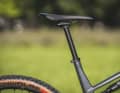 The rigid seat post of the Conway RLC FS 7.9 saves weight, but also limits the downhill fun. A questionable choice of equipment for the relatively heavy carbon frame.