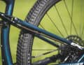 The shock and inertia valve on the Specialized Epic Comp are connected by an inconspicuously integrated hydraulic line.