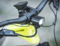Eine hochwertige Frontleuchte von Lezyne ist fest unter dem Cockpit verbaut. Die Energie zieht die Lampe aus dem großen Haupt-Akku, der für das Licht eine Reserve bereithält.