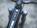 The system controller shows the battery status and the Bosch drive's U-level via coloured LEDs on the top tube.