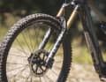 Fox 38 Factory - more is not possible on an E-Enduro. A 170 mm stroke is available.