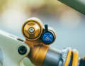 The cleanly graduated clicks of the low-speed compression stage (blue wheel) and the high-speed compression stage make setup easier.