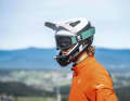 Der Leatt-Helm mit Kinnbügel.