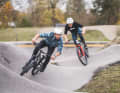 Mit der richtigen Fahrtechnik macht Pumptrack-Fahren gleich doppelten Spaß.