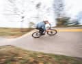 Wer sein Bike über Wellen und durch Anlieger pushen kann, der erreicht auf dem Pumptrack hohe Geschwindigkeiten.