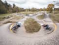 Asphalt-Pumptracks, wie hier in Germering bei München, lassen sich auch bei Nässe noch gut fahren.