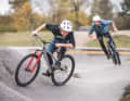 Über den Pump und rum um die Kurve: Pumptracks sind tolle Spielplätze für Groß und Klein, Dirtbikes die perfekten Begleiter.
