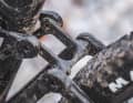 The Glen can be ridden with a 27.5-inch rear wheel by replacing the rear rocker arm (approx. 100 euros).  If you swap the front levers (approx. 200 euros), the Glen becomes the Enduro Coal.