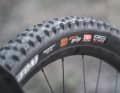Cube spezifiziert mit Maxxis-Schlappen mit klebriger Maxxgrip-Gummimischung am Vorderad die griffigste Reifen-Kombi im Test.
