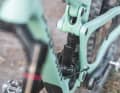 If you want to eliminate the last drive influences on the uphill, it is difficult to reach the platform lever while riding. Eye-catcher: the asymmetrical rear triangle design.
