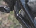 Fehlkonstruktion: Der Hinterbau bietet so wenig Reifenfreiheit, dass der Hinterreifen schon im Wiegetritt an der Kettenstrebe streift. Laut Scott handelt es sich bei unserem Testbike um ein Vorserien-Modell. Die Hinterbauten der Serien-Bikes bauen breit genug für die dicken Schlappen.