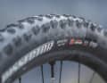Scott vertraut an seinem All Mountain auf Maxxis-Reifen in 2,6er-Breite. Das lässt niedrigere Luftdrücke zu und steigert die Traktion.