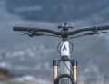 You rarely see this: Scor and Vitus use thin handlebars with 31.8 mm clamps. Compared to the thicker models with 35 mm clamps, they transmit impacts and vibrations less strongly to the rider. This protects grip strength on long descents.