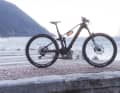 Bulls Evo AM SL 1 // 5199 Euro // 23,2 kg: Fairer Preis, großer Akku und geringes Gewicht: Diese Faktoren sind beim E-MTB kaum zusammenzubringen. Das Evo AM SL 1 will genau das schaffen. Für 2024 gab,s obendrein ein Update für bessere Skills im Gelände.