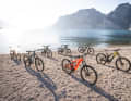 Unter dem Motto “Readers Most wanted - die beliebtesten E-MTBs des Jahres” haben wir acht außergewöhnliche E-Mountainbikes zwischen 2999 und 10.999 Euro getestet. Und ja, richtig gezählt: Ein Kandidat fehlte beim Foto-Shooting am Gardasee.