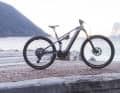 Cube Stereo Hybrid One55 SLT // 9999 Euro // 22,6 kg: Bosch-Bikes mit gro­ßem 750er-Akku sind echte Uphill-Künstler und haben massig Ausdauer. Doch leider sind die E-MTBs mit diesem Antrieb meist richtig schwer. Das Hybrid One55 will das ändern. Eines der leichtesten CX-Bikes mit schnell wechselbarem Akku!