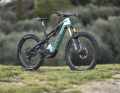 Canyon Spectral:On CFR: Shimano EP801 // 720 or 900 Wh // 160/155 mm // 29/27.5 inch (Mullet) // 22.2 or 23.1 kg // 9499 or 9899 euros.