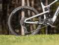 The small rear wheel in the AL is stable, somewhat lighter and with its thick tyre (2.6"), it has good traction. Smaller people in particular benefit from the greater freedom of movement on steep descents. Theoretically, this also makes the bike easier to handle. The AL does not have the option of a 29er rear wheel.