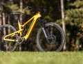 Das Carbon-Modell in unserem Test liegt satte 6655 Euro über dem Einstiegs-Alu-Modell. Dafür kommt unser Testbike mit Sram Eagle Powertrain, kabelloser Elektronik-Schaltung, Hochwertigen RockShox-Federelementen und Carbon-Laufrädern von Crankbrothers.
