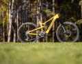 Das Carbon-Modell in unserem Test liegt satte 6655 Euro über dem Einstiegs-Alu-Modell. Dafür kommt unser Testbike mit Sram Eagle Powertrain, kabelloser Elektronik-Schaltung, Hochwertigen RockShox-Federelementen und Carbon-Laufrädern von Crankbrothers.
