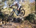 Für ein Full-Power-E-MTB ist das Husqvarna recht handlich und lässt sich leicht in die Luft ziehen. Fahrsicherheit in schwerem Gelände ist aber leider nicht die Stärke des Husqvarna.