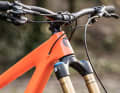 Due to the short head tube, the front end is comparatively low despite the long 180 mm fork. A handlebar with more rise could compensate for this.