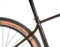 Auf technischen Abfahrten erreicht man früh die Grenzen des Fahrbaren: Zu wenig Spielraum gewährt die gestreckte Fahrposition und die Sattelklemme ohne Schnellspanner bei technischen Manövern.