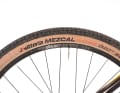 Praise for the choice of tyres. The Vittoria Barzo-Mezcal combination rolls well and offers comparatively good grip.