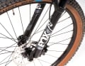 The Fox 32 suspension fork from the Rhythm quality class responds superbly and damps noticeably better than the suspension forks of the other test bikes. Off the beaten track, this gives the Canyon a big advantage.