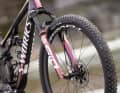 120 millimetres of suspension travel and 2.35 inch wide tyres promise an extraordinary amount of reserves for a race bike.