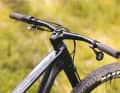 The one-piece system bar blends in perfectly with the black Batmobile look of the Cannondale Scalpel Carbon 1. The front end is not quite as aggressively low as on other race bikes.